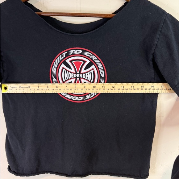 Vintage Independent Black Crop T-Shirt with Red & White Logo - Picture 4 of 5